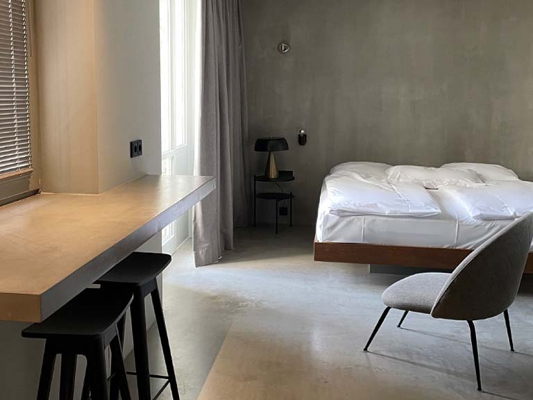 Im Doppelzimmer Komfort mit Blick auf einen Schreibtisch und auf das Bett